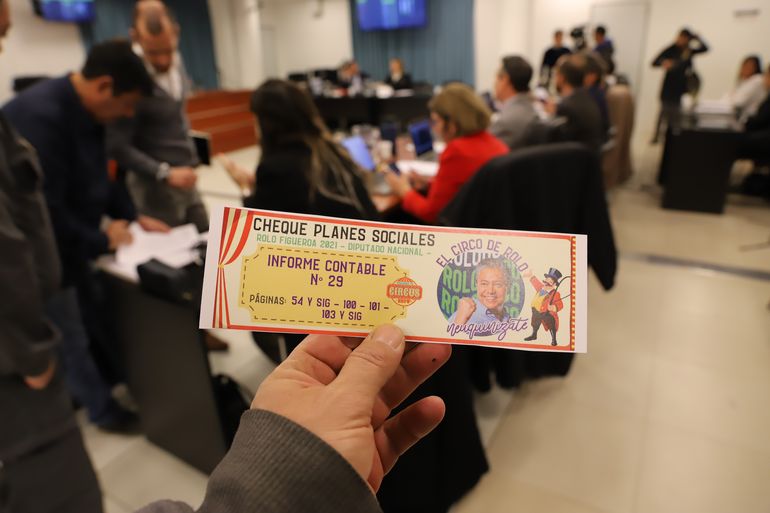 El abogado e imputado Alfredo Cury hizo una parodia y repartió El abogado e imputado Alfredo Cury hizo una parodia y repartió