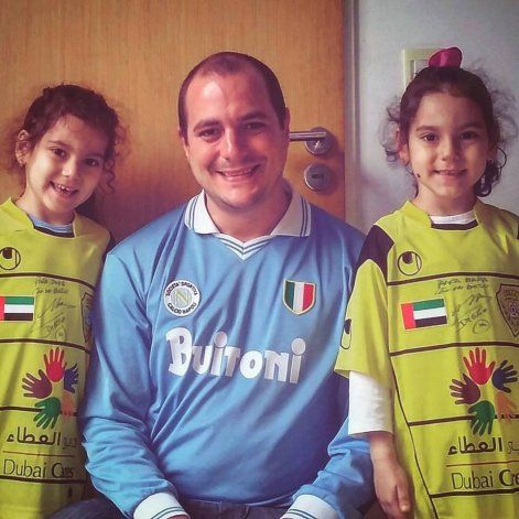 Walter y sus gemelas, Mara y Dona, con las camisetas autografiadas por Diego.