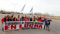 trabajadores de vialidad nacional llevaron el reclamo a la ruta 22 en senillosa