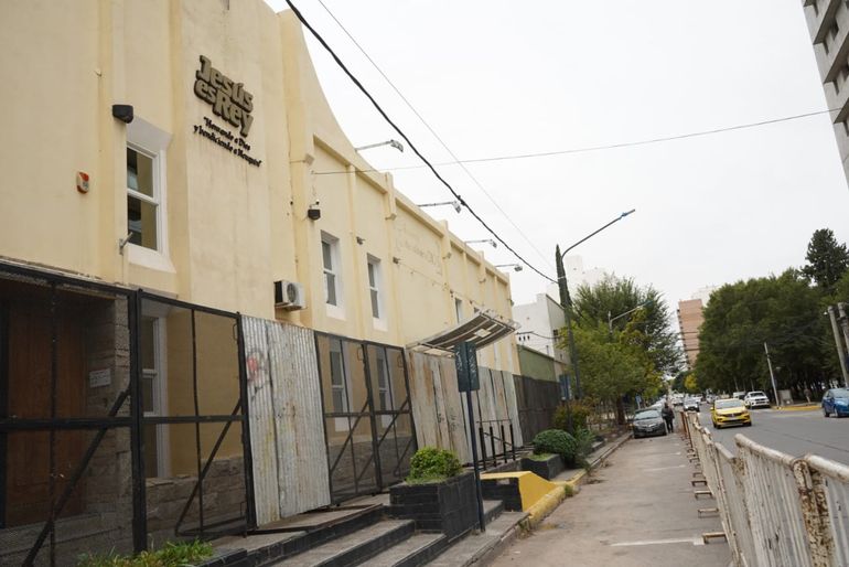 La iglesia del pastor Hugo Márquez amaneció con vallas: ¿Qué pasó?