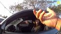 El policía la detuvo por usar el celular mientras manejaba y ella le mostró que le faltaba una mano.