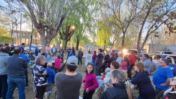 Vecinos de La Herradura de Plottier reunidos con el intendente Luis Bertolini.&nbsp;