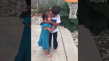 un gesto de hermano mayor que emociona un gesto de hermano mayor que emociona