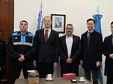 El jefe de la policía de Chubut y el ministro de Seguridad de la provincia, con representantes diplomáticos de China en el país.