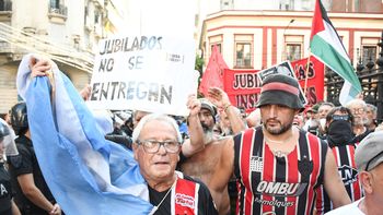 La hinchada de Chacarita marchó con los jubilados el último miércoles y ahora se suma el apoyo de un ícono de la Selección Argentina. La hinchada de Chacarita marchó con los jubilados el último miércoles y ahora se suma el apoyo de un ícono de la Selección Argentina.