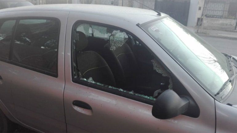 Así quedó el auto que fue atacado por los delincuentes.