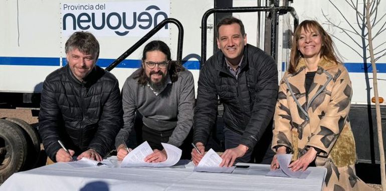 La firma del convenio entre Provincia y la Universidad del Comahue. La firma del convenio entre Provincia y la Universidad del Comahue.