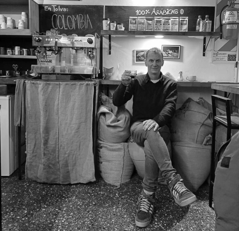 Sebastián Gallinal, barista y músico disfrutando un rico café. Sebastián Gallinal, barista y músico disfrutando un rico café.