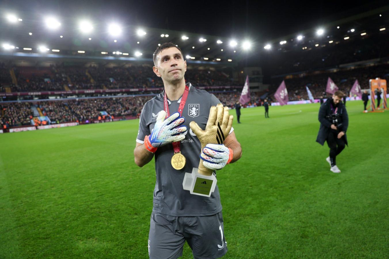 Cuántos millones ofreció el Manchester United por el Dibu Martínez: rechazado