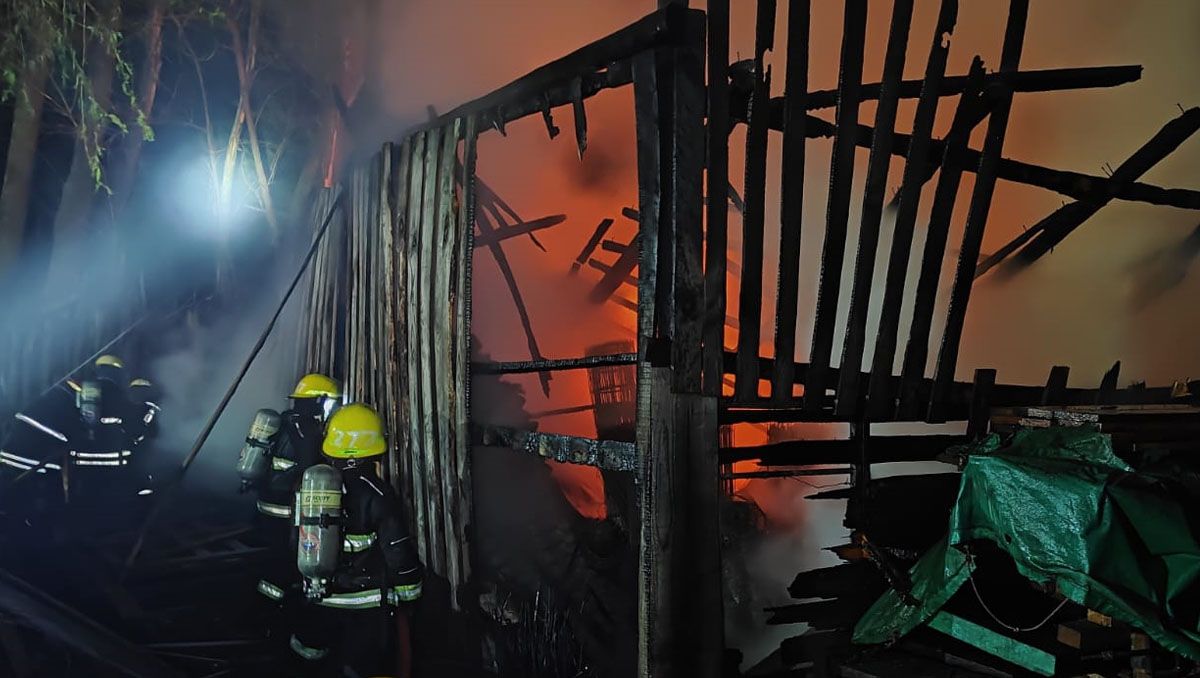 Un voraz incendio consumió una maderera en San Martín de los Andes