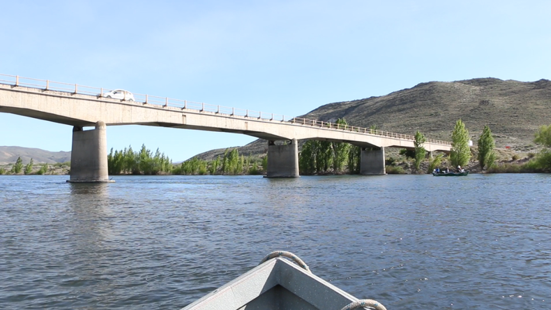 Pescadores en la Fiesta Nacional de la Trucha se embarcaron en una travesía por el río Collón Curá para pescar las mejores truchas. | LM Neuquen Pescadores en la Fiesta Nacional de la Trucha se embarcaron en una travesía por el río Collón Curá para pescar las mejores truchas.