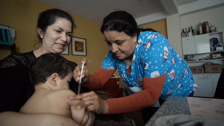 Salen a vacunar casa por casa contra el sarampión