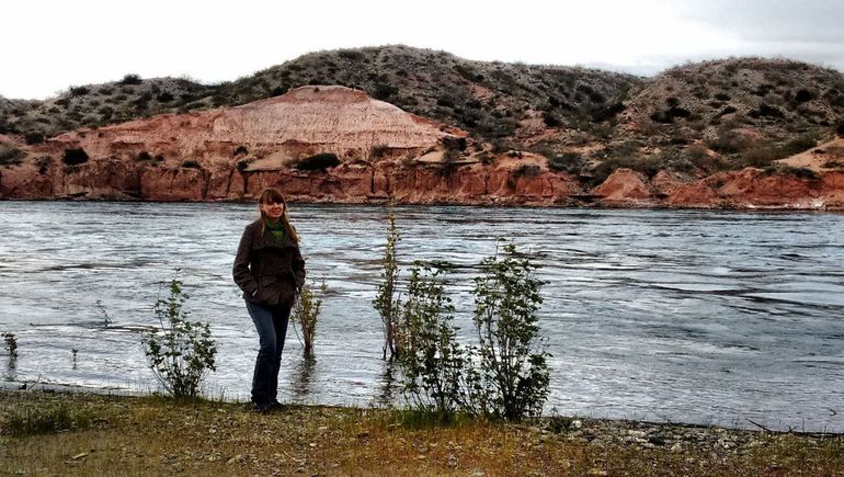 La veterinaria y una de las primeras imágenes que se tomo  junto al río Limay cuando transitaba sus 28 años.