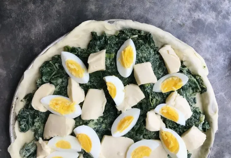 La masa sobre una tartera. El relleno de acelga, junto a los huevos duros y el queso. Tarta pascualina, deliciosa. La masa sobre una tartera. El relleno de acelga, junto a los huevos duros y el queso. Tarta pascualina, deliciosa.