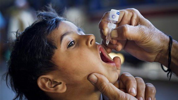 El virus ataca al sistema nervioso y causa parálisis en cuestión de horas. En algunos casos es mortal. En su mayoría, afecta a niños de menos de 5 años.