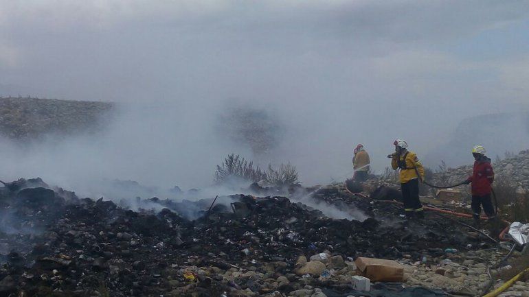 Los bomberos trabajaron desde temprano para detener el fuego