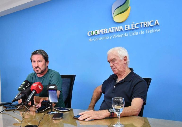 Gerardo Merino, intendente de Trelew, y Matías Bourdieu, interventor de la Cooperativa Eléctrica, dieron una conferencia. Gerardo Merino, intendente de Trelew, y Matías Bourdieu, interventor de la Cooperativa Eléctrica, dieron una conferencia.