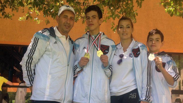 Hugo y José Luis Acuña junto a sus entrenadores en el Mundial de Taekwondo de México.