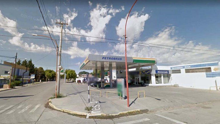 Paró en la estación de servicio y le robaron la camioneta de alta gama