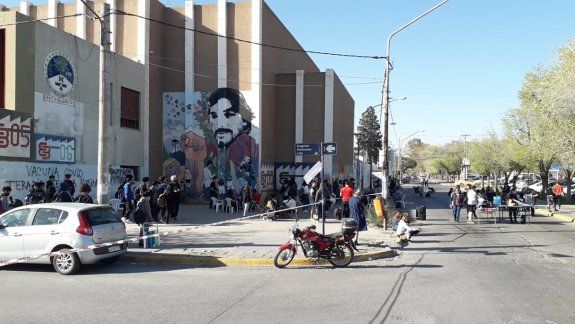 Sigue el conflicto porque no terminan la obra de gas en la EPET 8