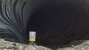 La Cueva de Jimbo, en el Parque Nacional Tierra del Fuego, tenía un cartel de advertencia en su ingreso. La Cueva de Jimbo, en el Parque Nacional Tierra del Fuego, tenía un cartel de advertencia en su ingreso.