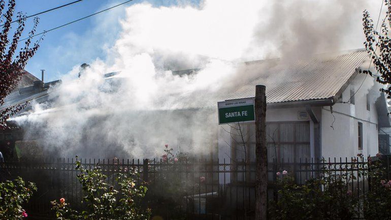 Un incendio consumió todo el interior de una casa en San Martín de los Andes