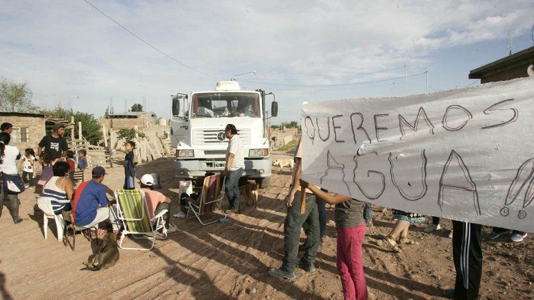 Vecinos cortaron la calle en reclamo de agua. Son cuatro manzanas que siempre tienen problemas de abastecimiento. Vecinos cortaron la calle en reclamo de agua. Son cuatro manzanas que siempre tienen problemas de abastecimiento.