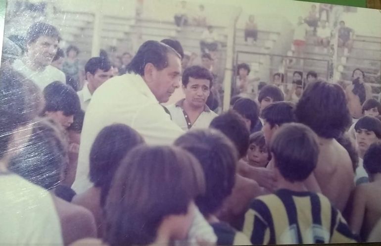 “Cuando en alguna cancha uno veía a 20 o 30 chicos reunidos en ronda, seguro que en el centro estaba el 'Negro' Mendoza hablándoles”, comentó Luis Bucarey “Cuando en alguna cancha uno veía a 20 o 30 chicos reunidos en ronda, seguro que en el centro estaba el 'Negro' Mendoza hablándoles”, comentó Luis Bucarey