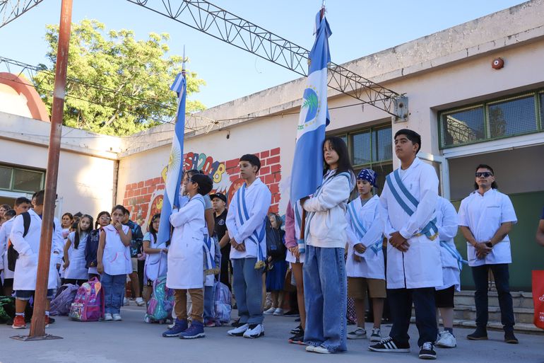 Inicio del ciclo lectivo en fotos: con emoción y alegría, así empezaron las clases en Neuquén