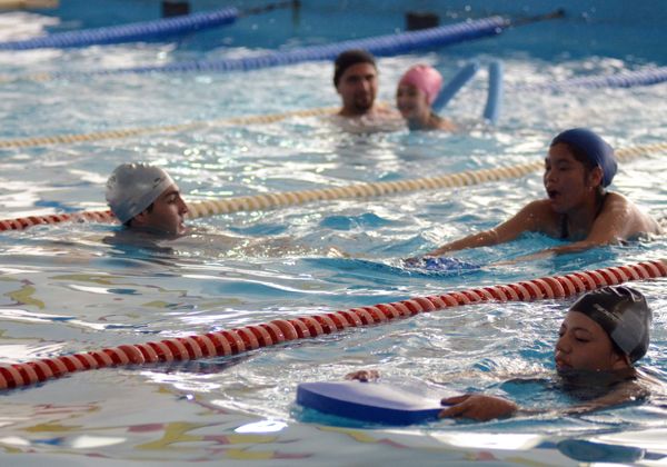 El cierre fue en el agua y en la pista
