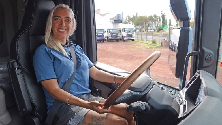 Cumplió su sueño: es camionera profesional y una de las mejores del país