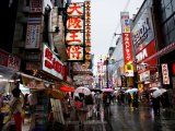 FOTO DE ARCHIVO: La gente camina por un distrito comercial en Osaka, al oeste de Japón, el 22 de octubre de 2017.   REUTERS/Thomas White/File Photo