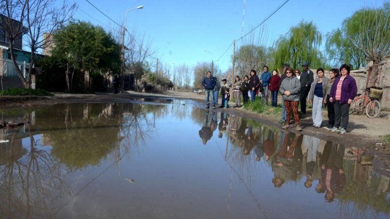 En el barrio El Bosque de Plottier&nbsp; reclaman por las calles inundadas.