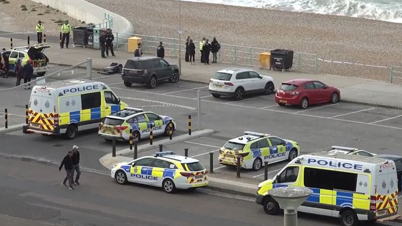 Tras el hallazgo, la Policía montó un importante operativo en la playa de Brighton, Inglaterra. | LM Neuquen Tras el hallazgo, la Policía montó un importante operativo en la playa de Brighton, Inglaterra.