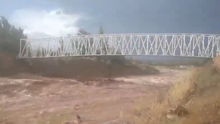 Rincón de los Sauces: en minutos, una tormenta inundó todo y dejó intransitables las calles