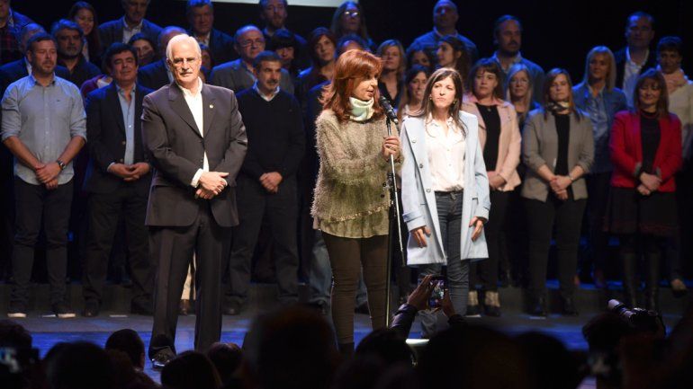 La precandidata a senadora pidió que los candidatos salgan a la calle.