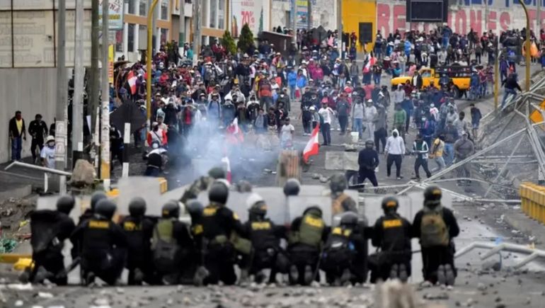 Al grito de Dina asesina, miles pidieron la renuncia de la presidenta de Perú