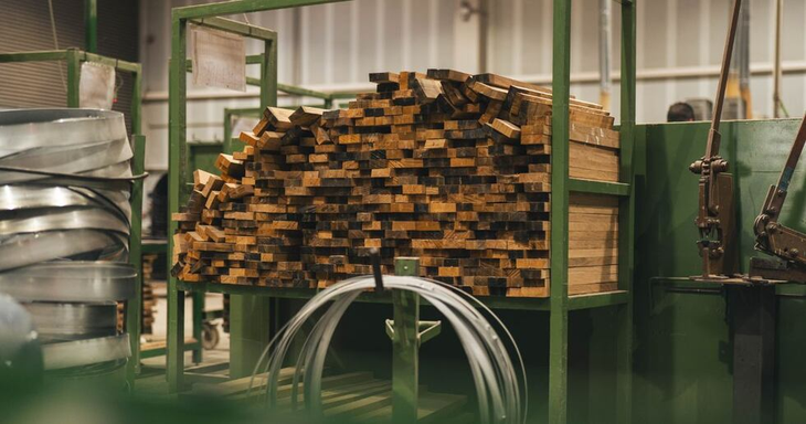 Domado de duelas: El calor y la humedad permiten dar forma a la madera sin comprometer su resistencia t&eacute;cnica. Foto: El Pa&iacute;s.