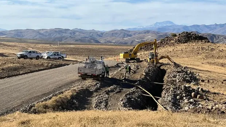 Maquinarias trabajando en la obra de gas en el norte neuquino.