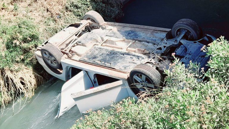 Un hombre perdió el control del auto y cayó adentro de un canal