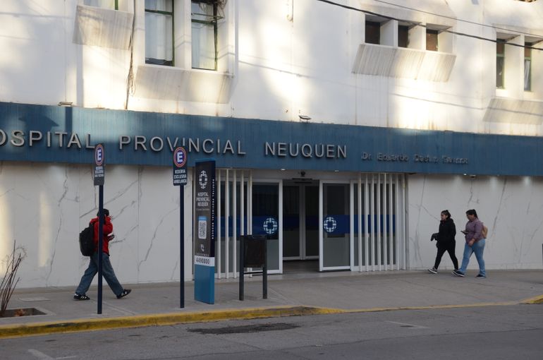 Los heridos por el sicario tuvieron que ser atendidos de urgencia en los hospitales Castro Rendón y Heller.