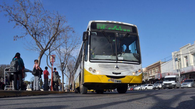 Mucha gente se sumó al sistema de transporte público en la ciudad de Neuquén.