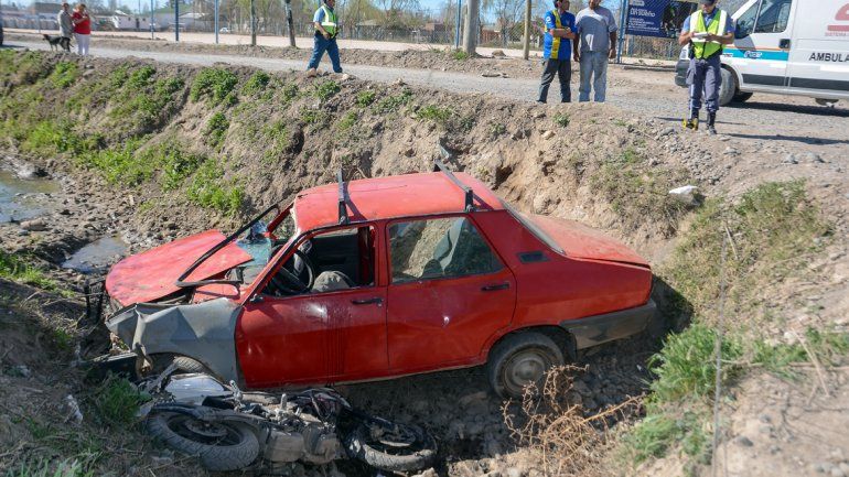 Un auto y una moto cayeron al canal luego de chocar en la esquina de Chocón y Tronador