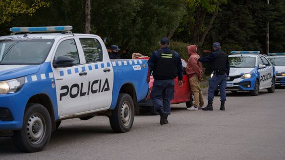 Los detuvieron porque no se veía la patente y tenían droga