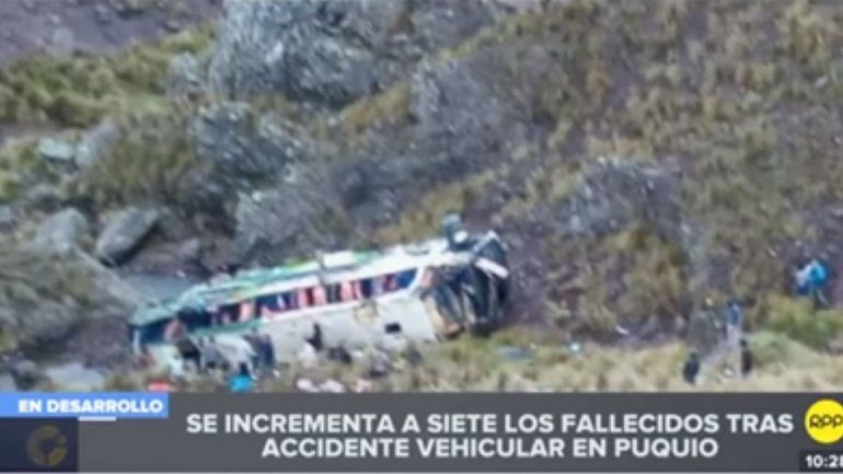 Once muertos al desbarrancar  un colectivo en Perú