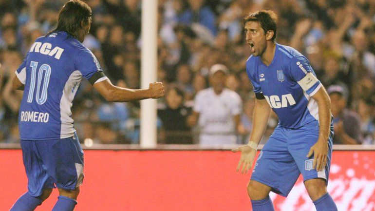 Romerito abrió la cuenta y Milito le dio la victoria a Racing. El plantel entró con una bandera dedicada a Perfumo.