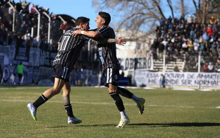 Vella fue la figura con dos golazos. En el festejo