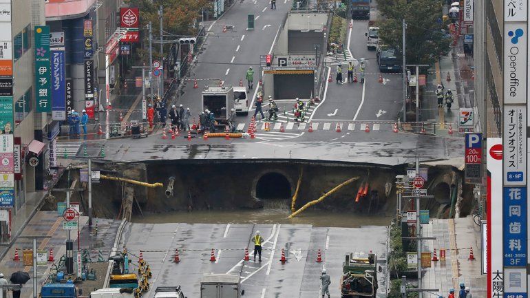 El inmenso cráter se abrió en el centro de la ciudad de Fukuoka