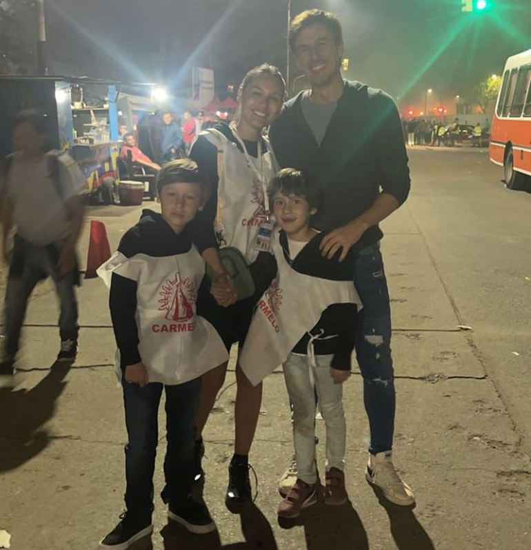 Pampita recibió el apoyo de sus hijos y su marido en el último tramo de la peregrinación a Luján.