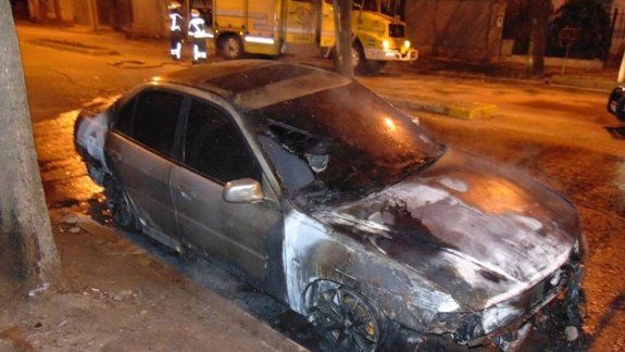 Enfermera tiene Covid y le queman el auto al novio